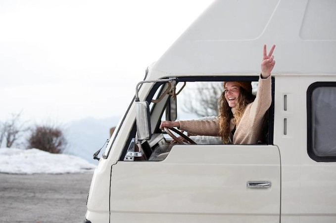 mujer alegre viaja en autocaravanas de segunda mano