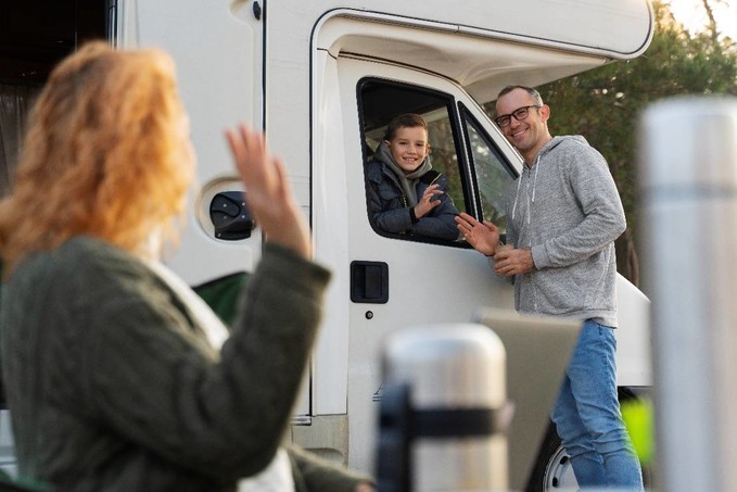 familia que contrata alquiler de autocaravanas para viajar